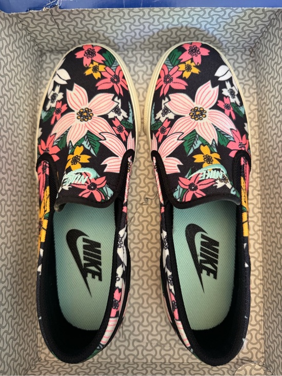 Nike Shoes - NWOB Nike floral slides, US size 8.5